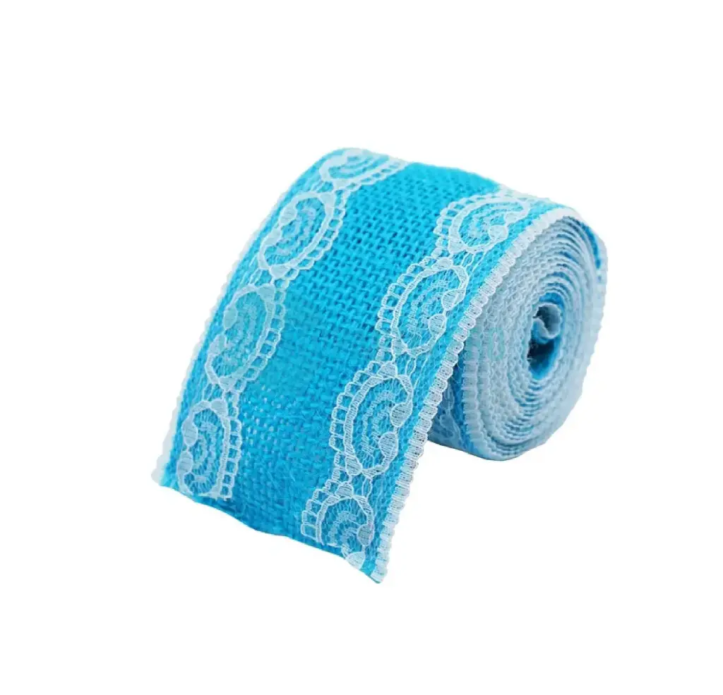 CINTA DE ARPILLERA CELESTE CON BORDE ENCAJE BLANCO (6 CM X 2 MTS.)